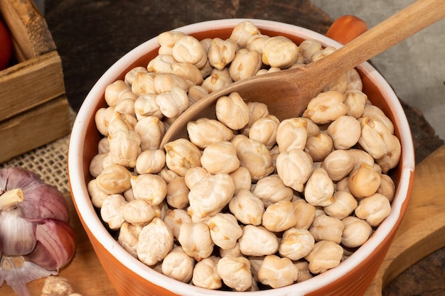 Garbanzos crudos en un bol Enfoque selectivo