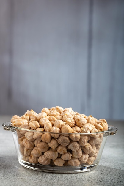 Garbanzos crudos en el bol