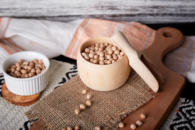 Garbanzos crudos en el cuenco de madera Superalimento saludable Fondo de alimentos naturales Estilo de vida vegano