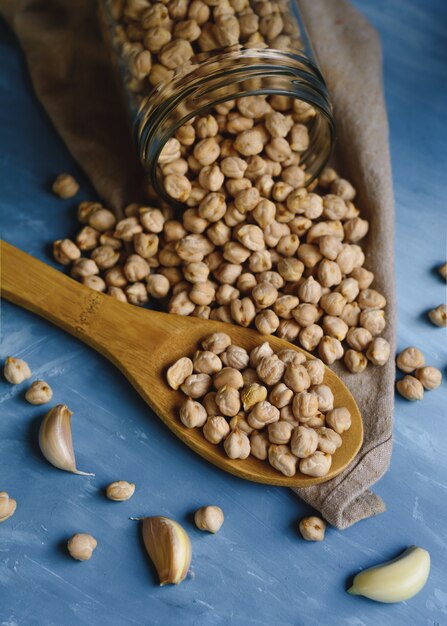 Garbanzos crudos en un frasco de vidrio.