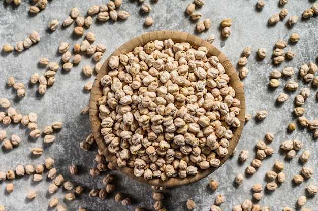 Garbanzos crudos en un tazón. Comida nutritiva. Comida sana y vegetariana.