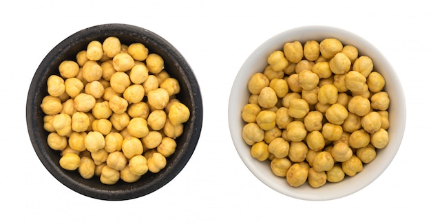 Garbanzos crujientes asados o Chana Snack con sal aislada