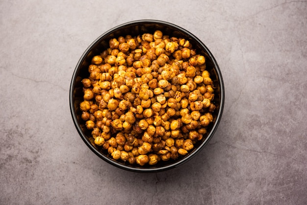 Garbanzos crujientes picantes asados o fritos o futana con pimentón, enfoque selectivo. Sabroso aperitivo vegetariano popular o guarnición o chakna consumido con cócteles