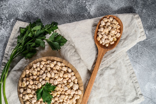 Garbanzos en una cuchara de madera.