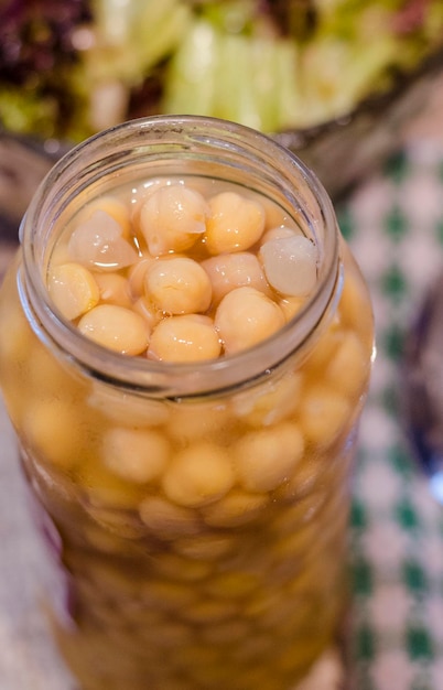 Garbanzos enlatados en un tarro de cristal