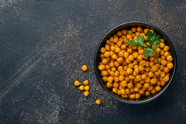 Garbanzos fritos con cúrcuma con perejil y lima en placa negra