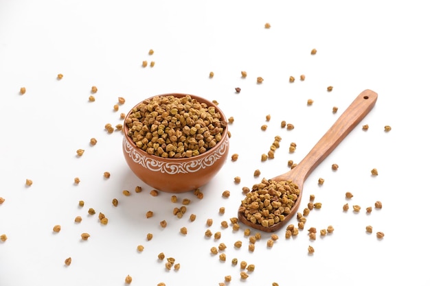 Garbanzos (Gramo) en cuenco de madera con cuchara