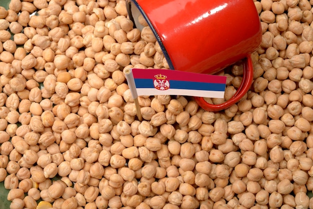 Foto garbanzos o garbanzos con bandera de serbia