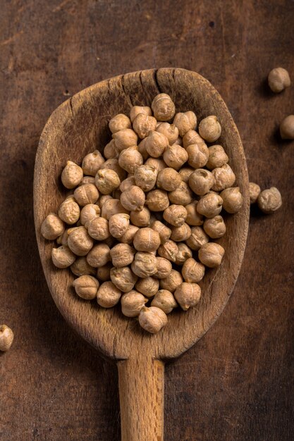 garbanzos orgánicos en cuchara