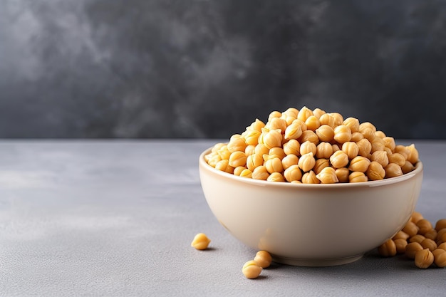 Garbanzos en un recipiente blanco sobre fondo de piedra utilizado para hummus