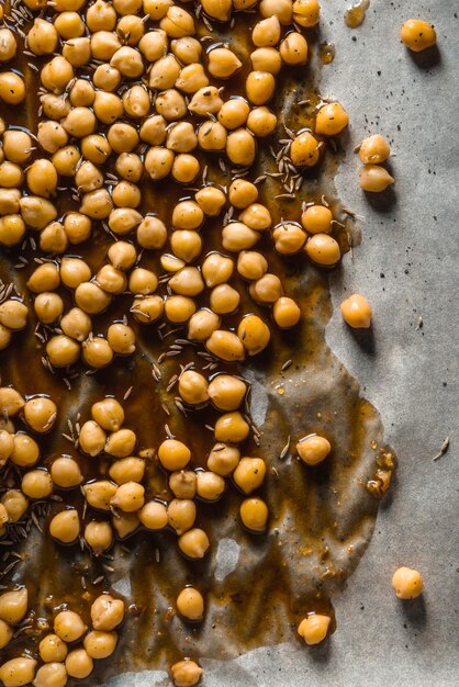 Garbanzos con salsa de soja en primer plano de pergamino a la izquierda