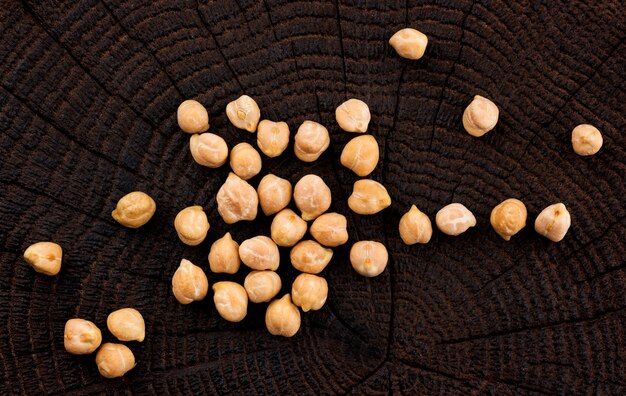 Garbanzos sobre fondo de madera negra