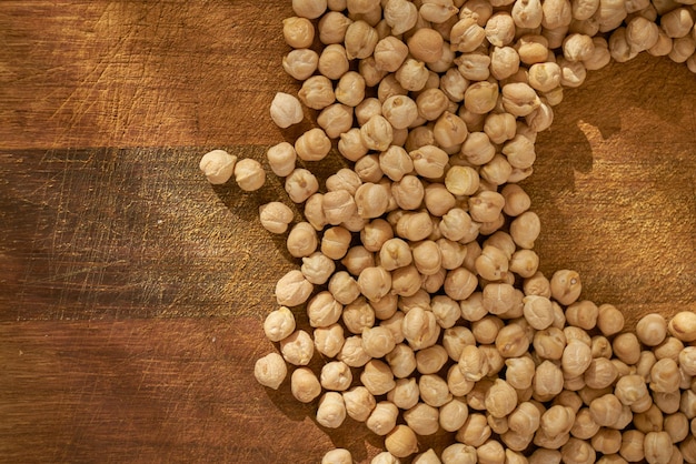 Garbanzos sobre una superficie de madera a la luz del día.