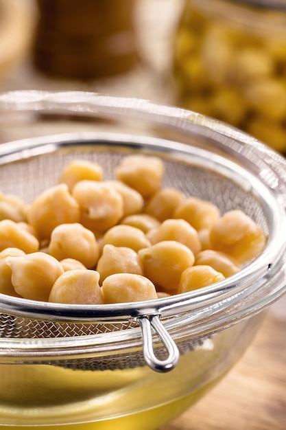 Garbanzos tamizados para extraer el líquido de cocción aquafaba utilizado como alternativa a las claras de huevo