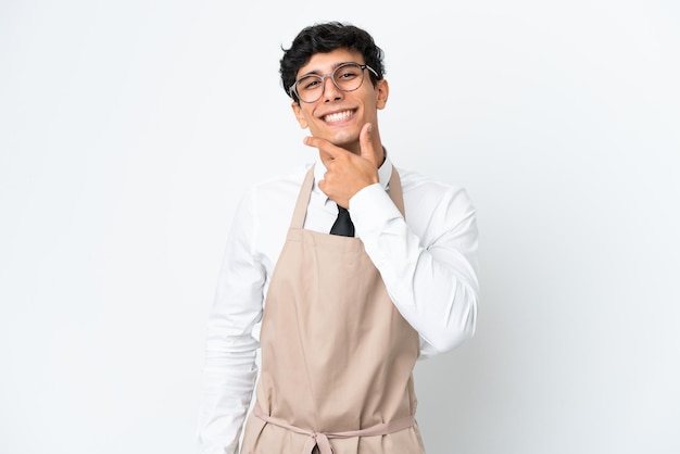 Garçom argentino do restaurante isolado no fundo branco sorrindo