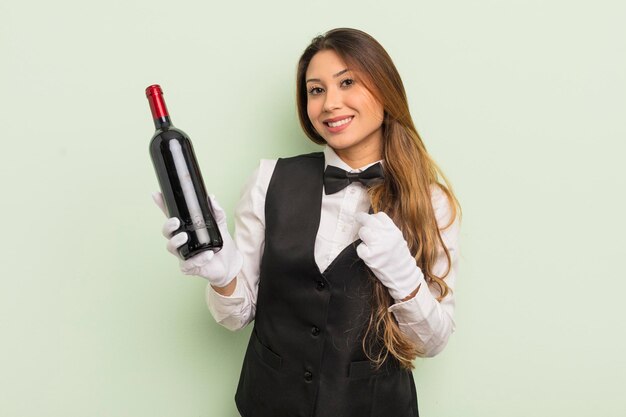 Garçom de mulher asiática com uma garrafa de vinho