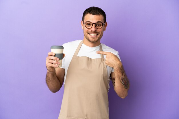 Garçom de restaurante brasileiro em fundo roxo isolado com expressão facial surpresa