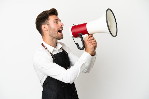 Garçom de restaurante caucasiano isolado no fundo branco gritando em um megafone