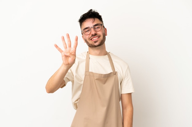 Garçom de restaurante homem caucasiano isolado no fundo branco feliz e contando quatro com os dedos