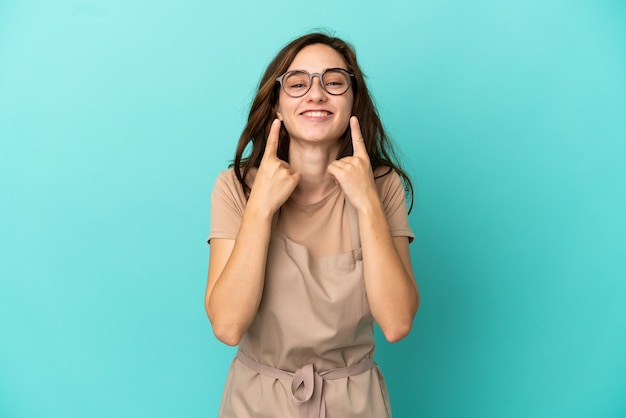 Garçom de restaurante sorrindo com uma expressão feliz e agradável