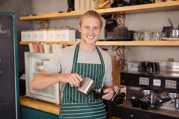 Garçom, derramando café em uma xícara