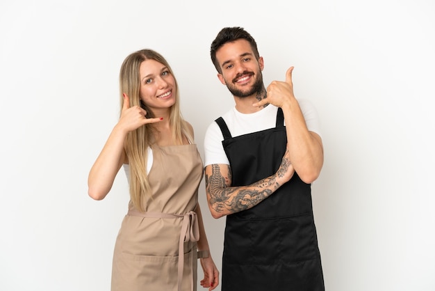 Garçom do restaurante sobre fundo branco isolado, fazendo gesto de telefone. Ligue-me de volta sinal