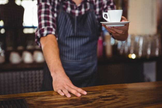 Garçom, entregando um café