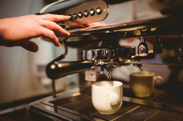 Garçom, fazendo uma xícara de café