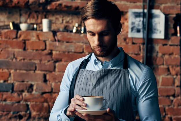 Garçom masculino servindo uma chávena de café pedindo foto profissional de alta qualidade