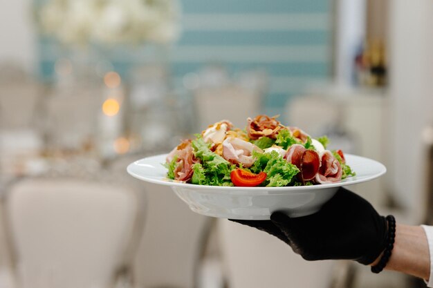 garçom servindo comida no restaurante