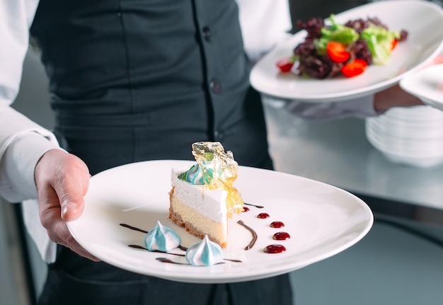 Garçom servindo em movimento de plantão no restaurante. o garçom leva pratos