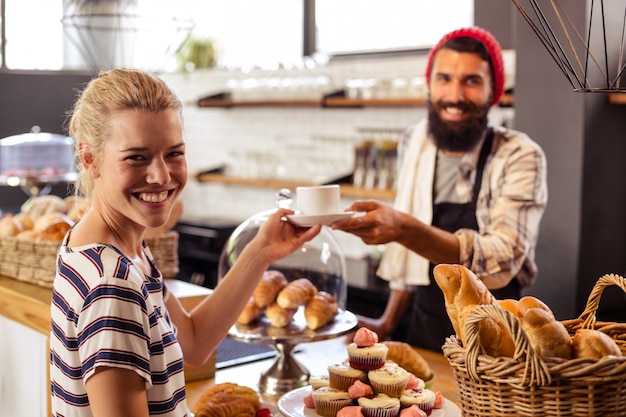 Garçom, servindo um café para um cliente