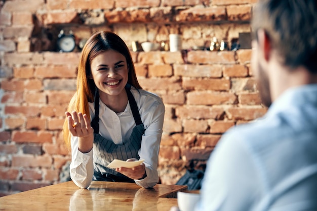 garçonete ao lado do serviço de atendimento ao cliente estilo de vida trabalho foto de alta qualidade