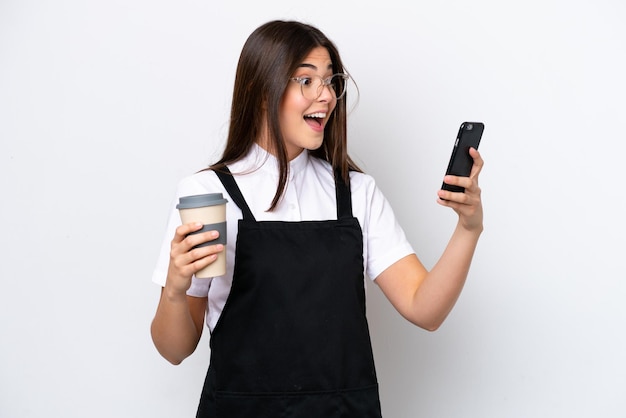 Garçonete brasileira de restaurante isolada em fundo branco segurando café para levar e um celular