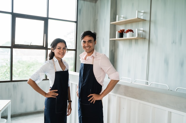 Garçonete de dois cafés na loja