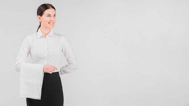 Garçonete de uniforme sorrindo