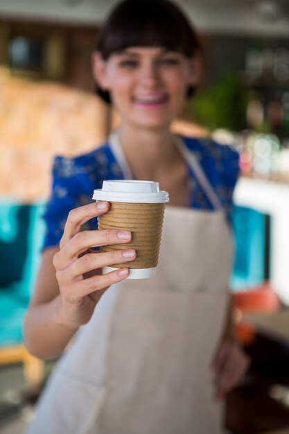 Garçonete, oferecendo uma xícara de café