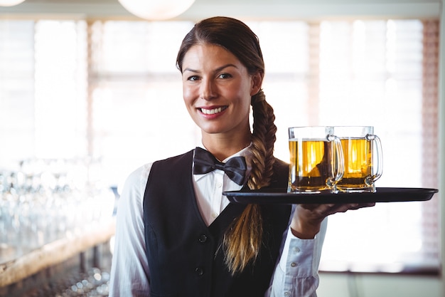 Garçonete, segurando cervejas