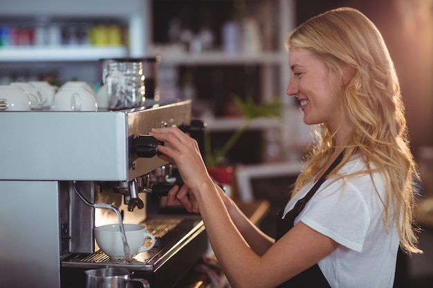 Foto garçonete sorridente fazendo café