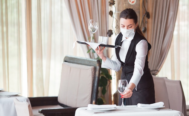 Garçonete, trabalhando em um restaurante