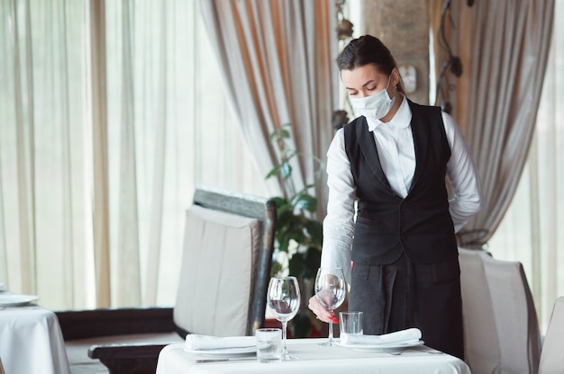 Garçonete, trabalhando em um restaurante