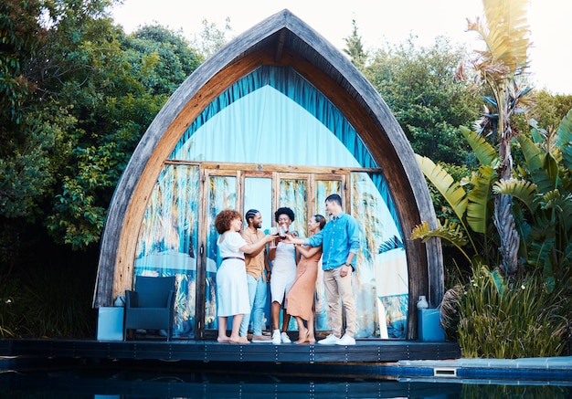 Garden lodge glamping e amigos aplaude em uma cabana com acomodação de luxo e cabana na floresta Férias de viagem e pessoas relaxam no destino em Bali para férias e liberdade na piscina do resort