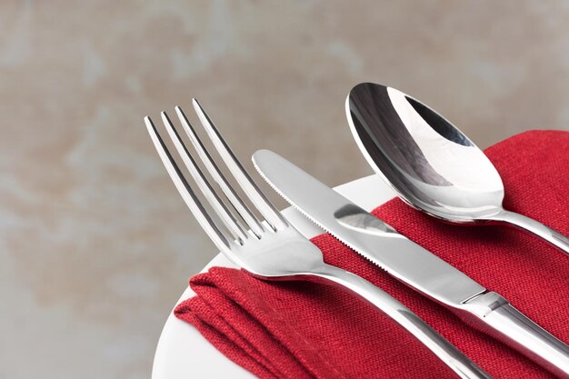 Garfo, colher e faca na toalha de mesa vermelha