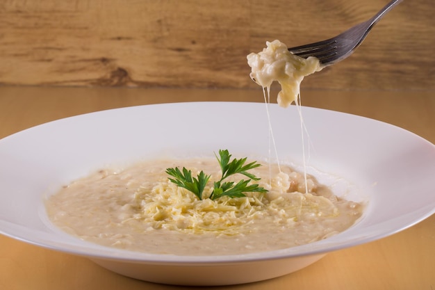 Garfo com risoto de queijo cozinha italiana