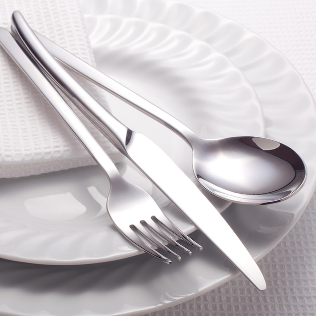 Foto garfo faca colher e um prato branco