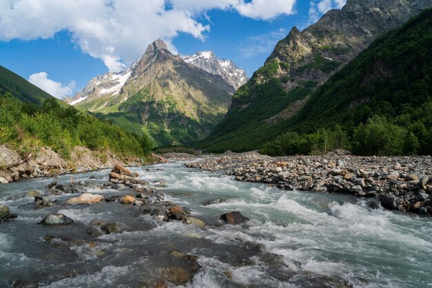 Garganta DombayUlgen en el norte del Cáucaso, cerca de la aldea Dombay en un día de verano KarachayCherkessia Rusia