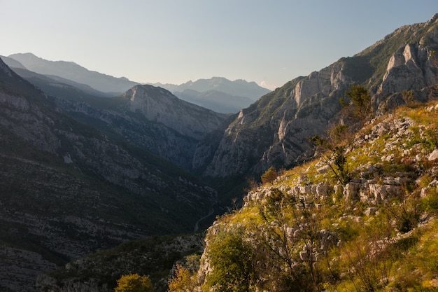 Gargantas y pases de montaña en Montenegro mientras viaja en tren