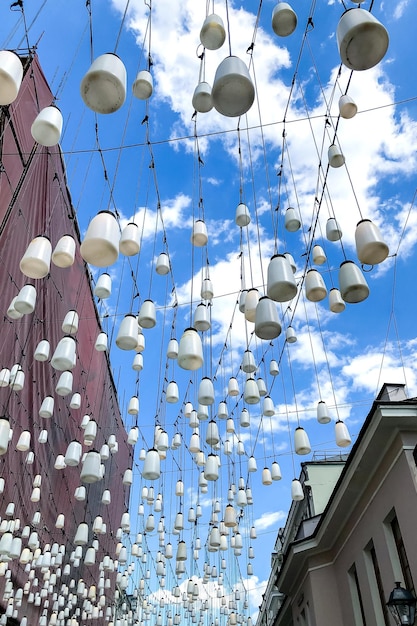 Garland com muitas lanternas decorativas contra o céu azul nublado