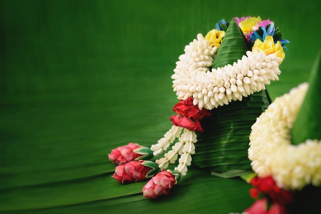 Garland de jasmim tradicional tailandesa.symbol do dia da mãe na Tailândia na folha de bananeira