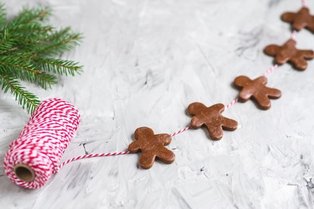 Garland Gingerbread Man-Rotgarn-Tannen-Baum-Brunch-Teig-Weihnachtskonzept-neues Jahr-Partei